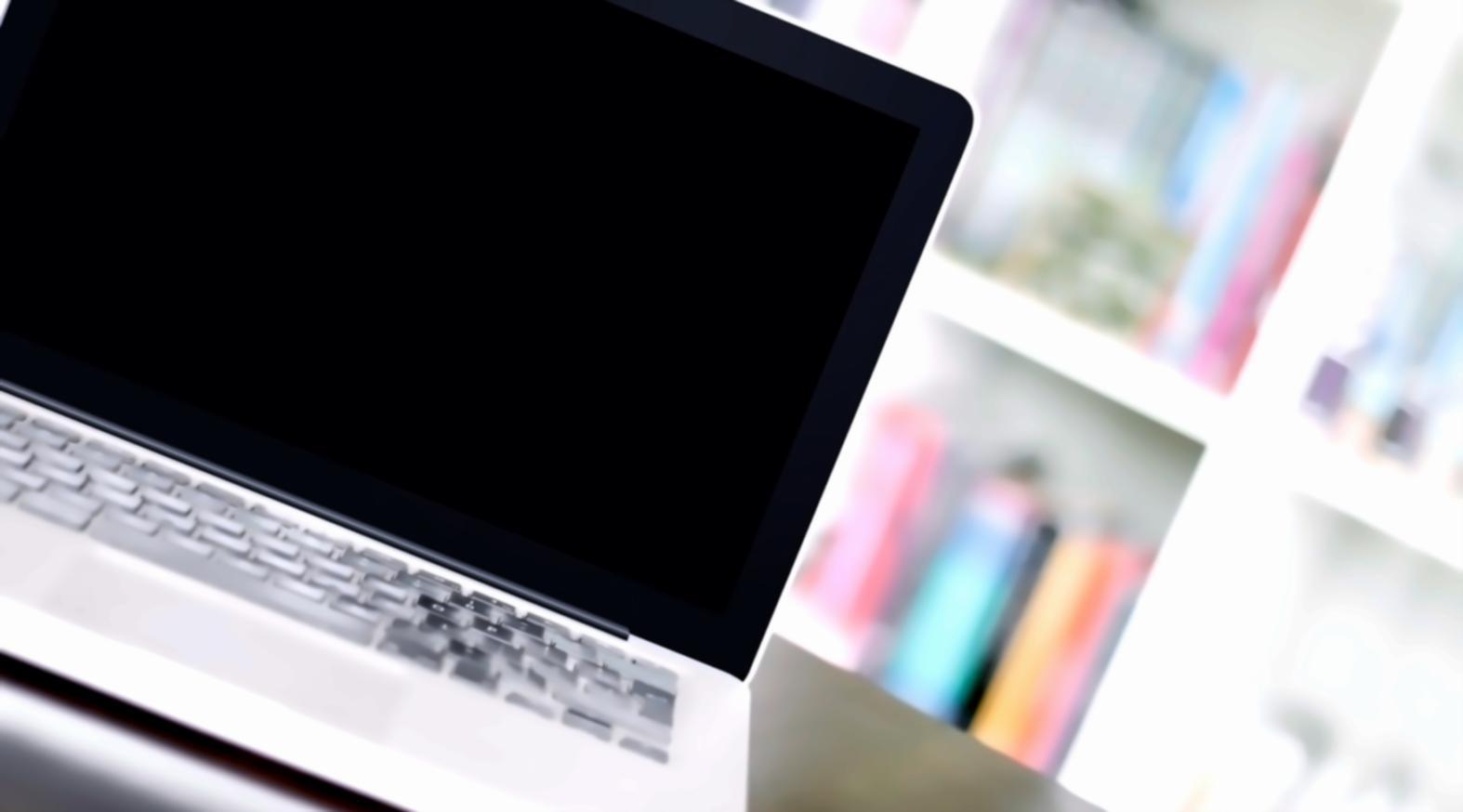 Session de séminaire avec participants engagés dans une discussion